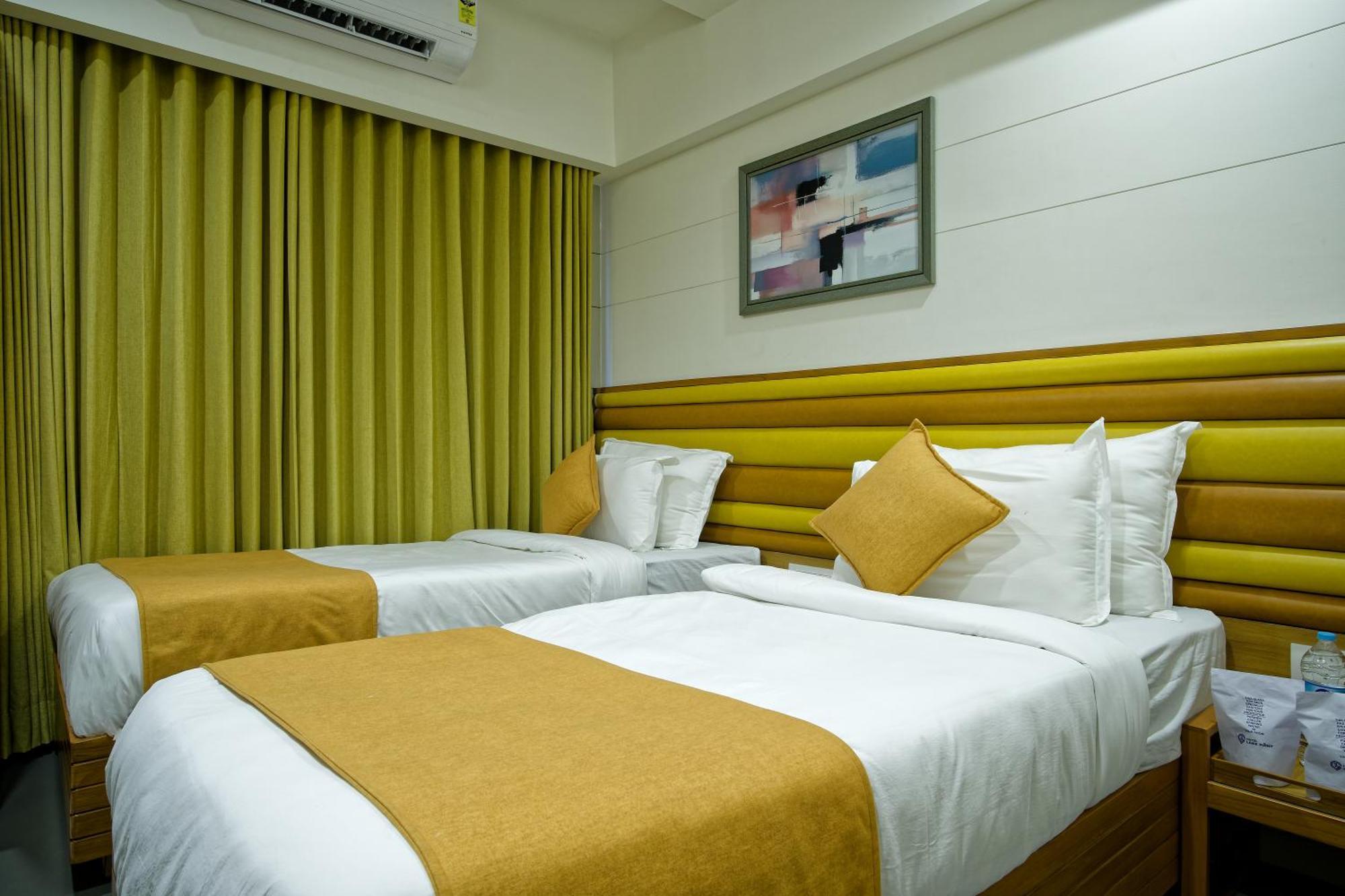 Hotel Lake Point Ahmedabad Exteriör bild