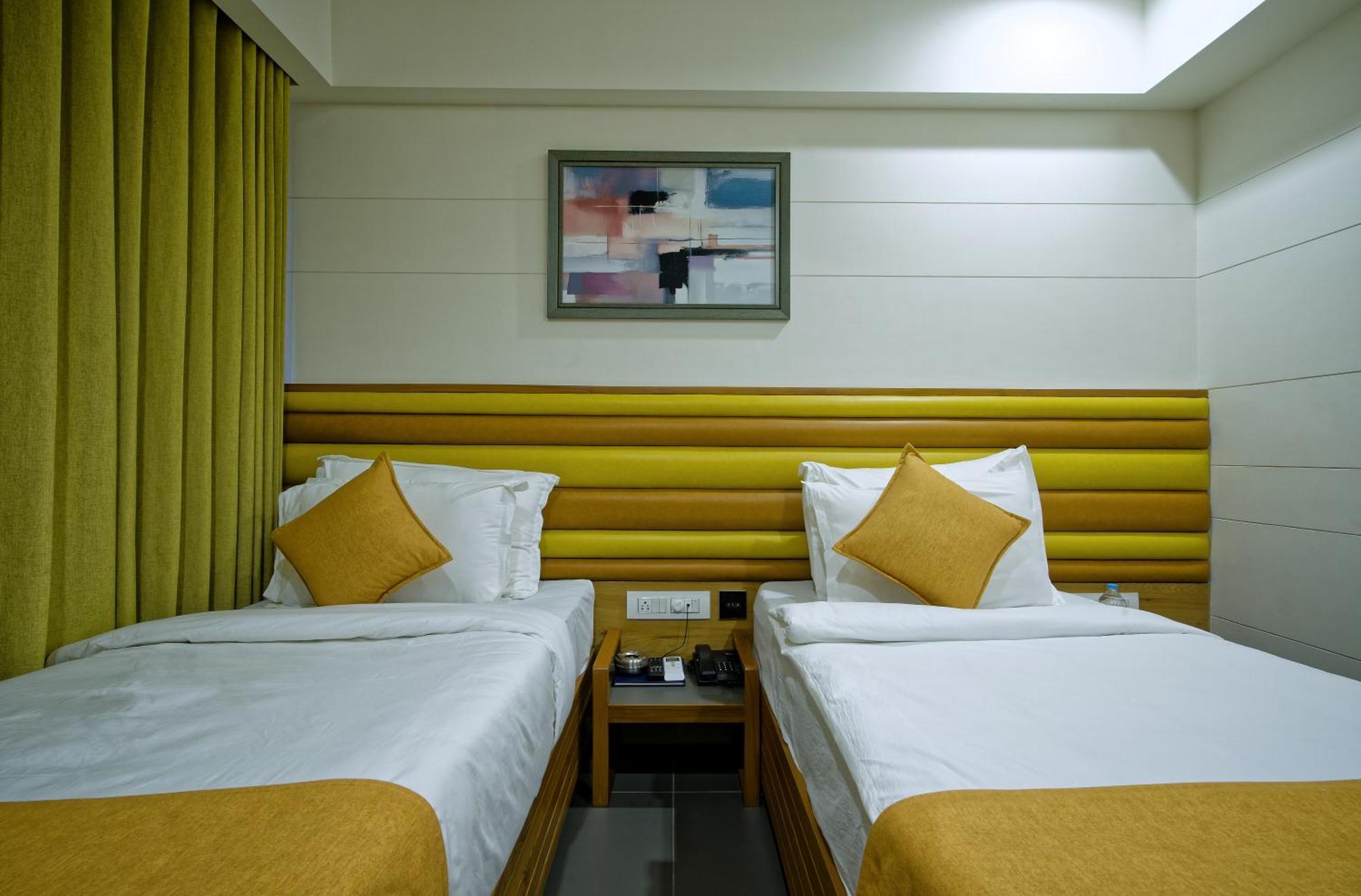 Hotel Lake Point Ahmedabad Exteriör bild