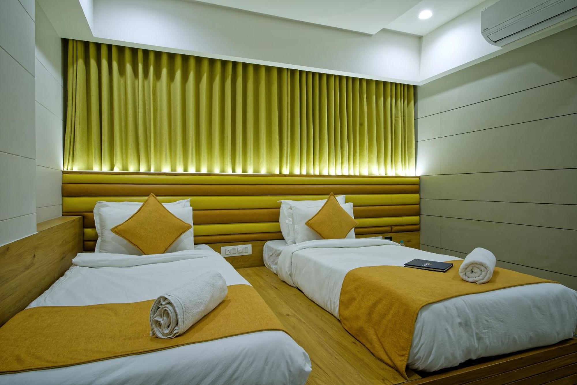 Hotel Lake Point Ahmedabad Exteriör bild