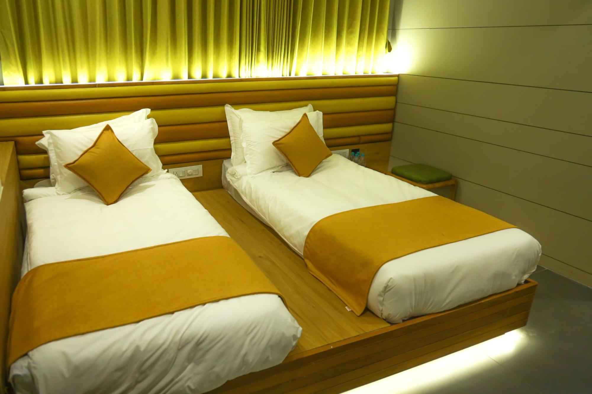Hotel Lake Point Ahmedabad Exteriör bild