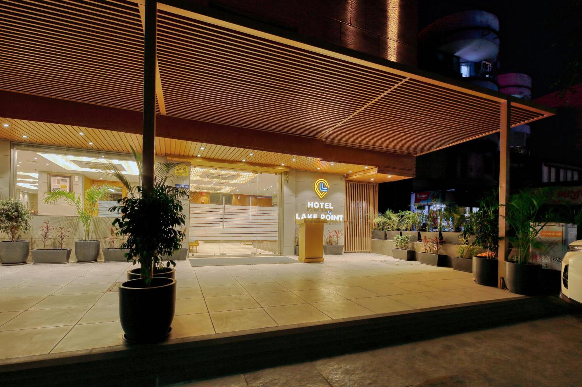Hotel Lake Point Ahmedabad Exteriör bild