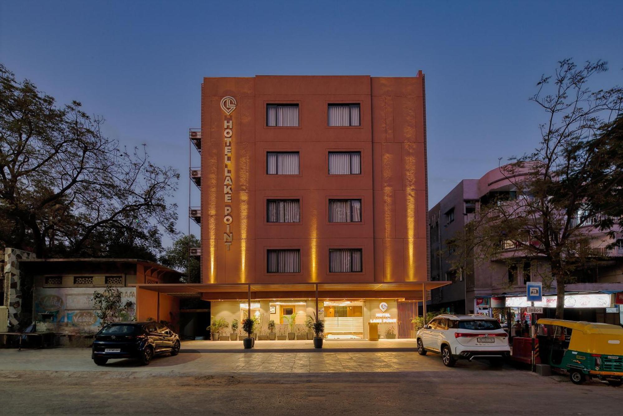 Hotel Lake Point Ahmedabad Exteriör bild