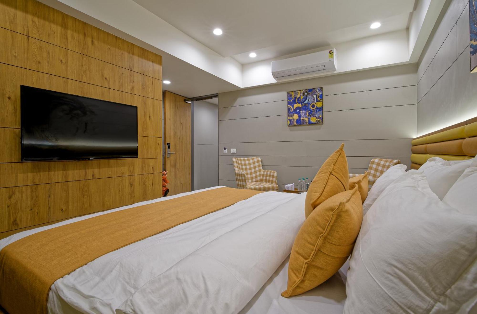 Hotel Lake Point Ahmedabad Exteriör bild