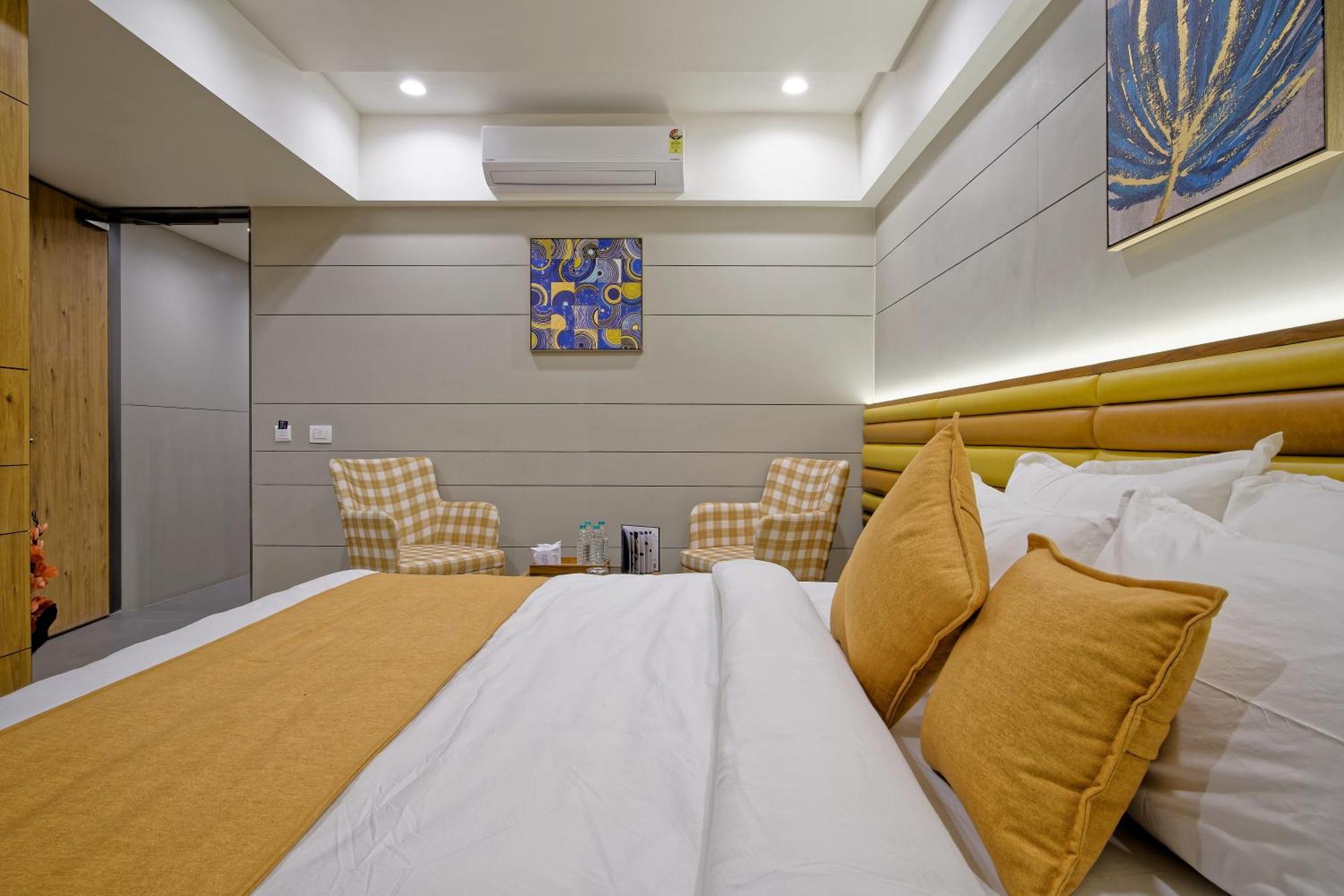 Hotel Lake Point Ahmedabad Exteriör bild