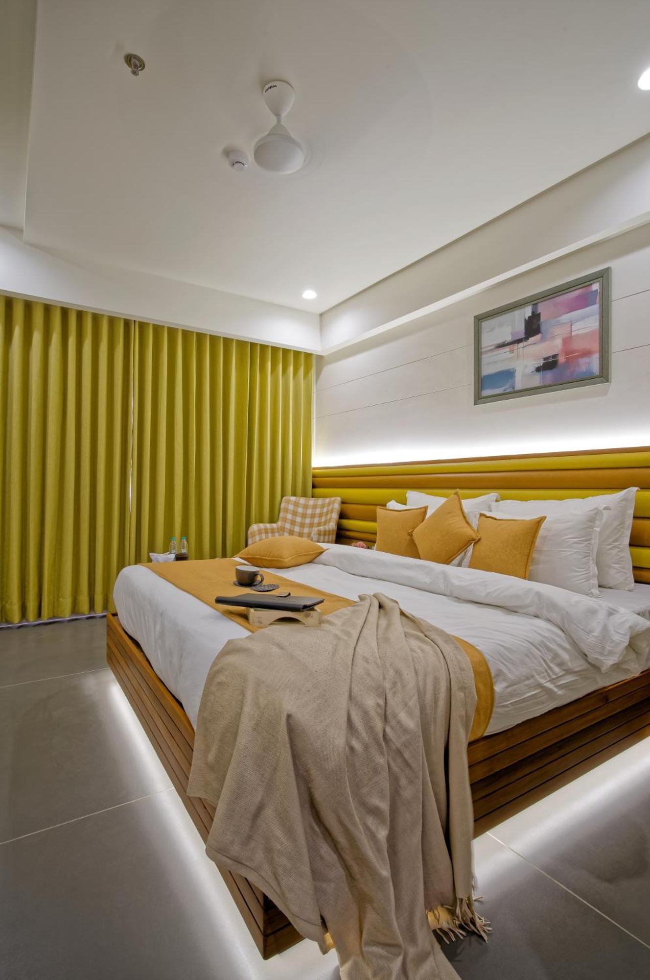 Hotel Lake Point Ahmedabad Exteriör bild