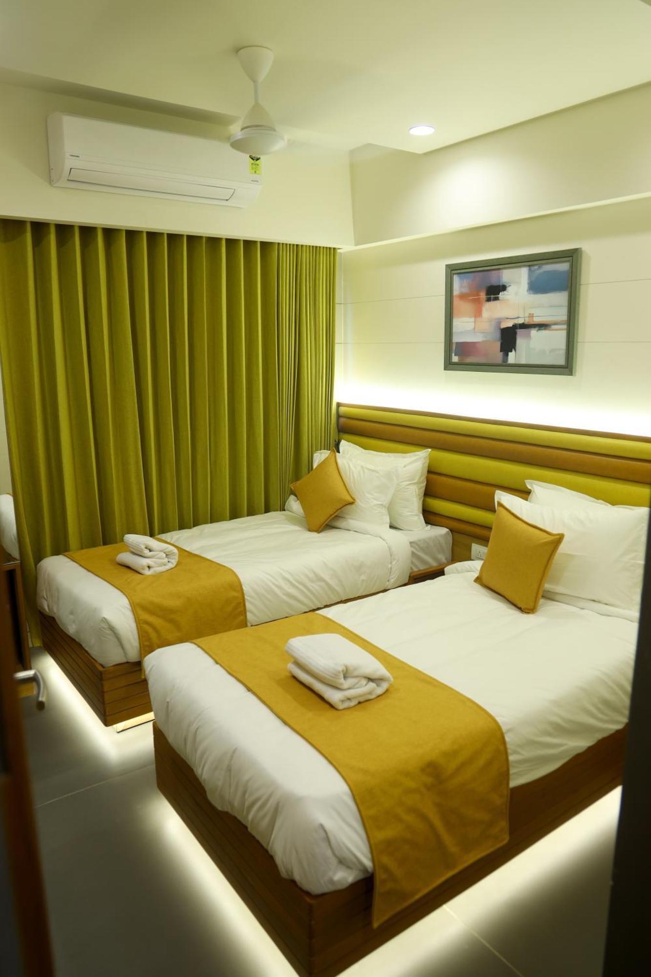 Hotel Lake Point Ahmedabad Exteriör bild