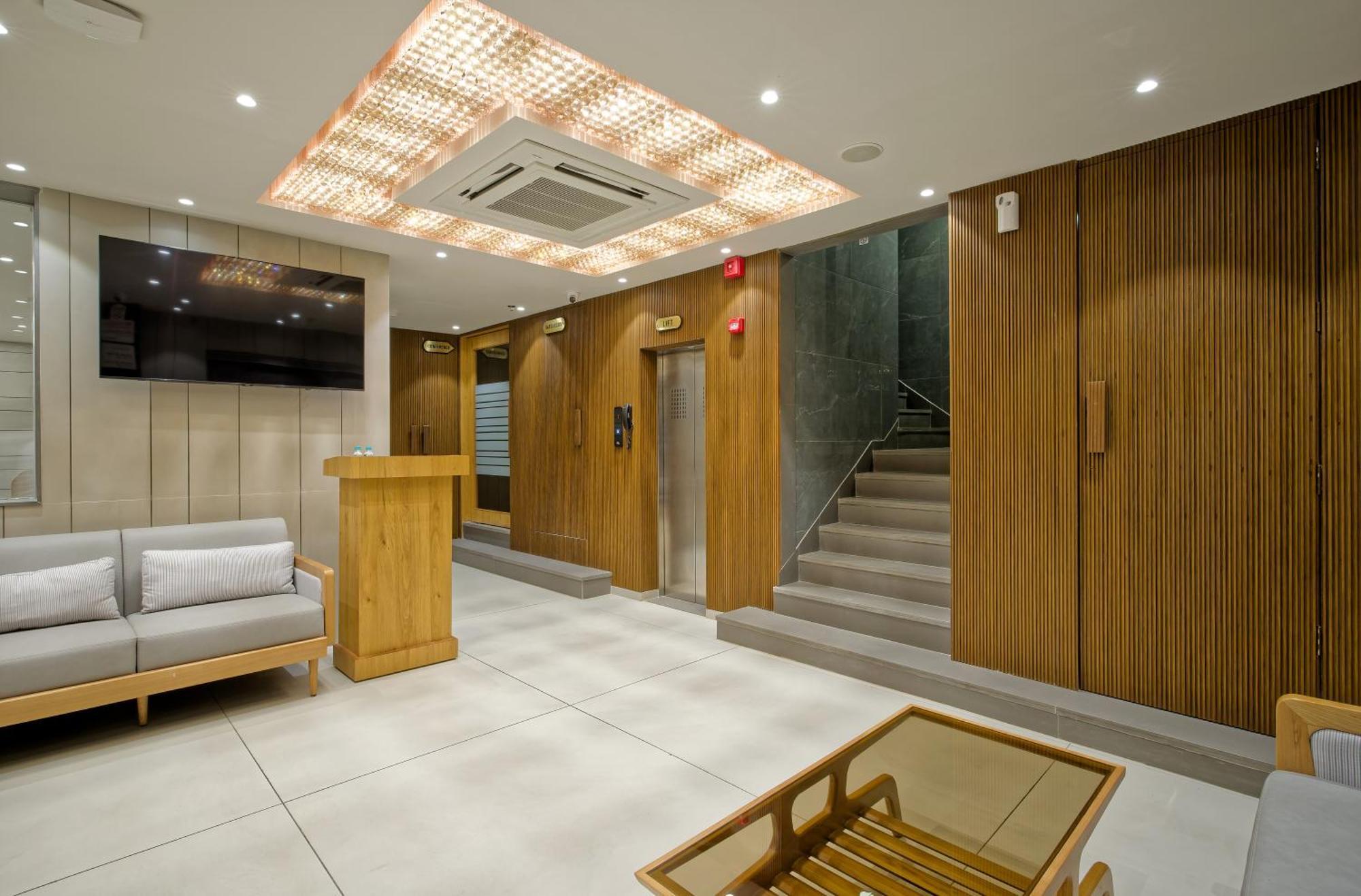 Hotel Lake Point Ahmedabad Exteriör bild