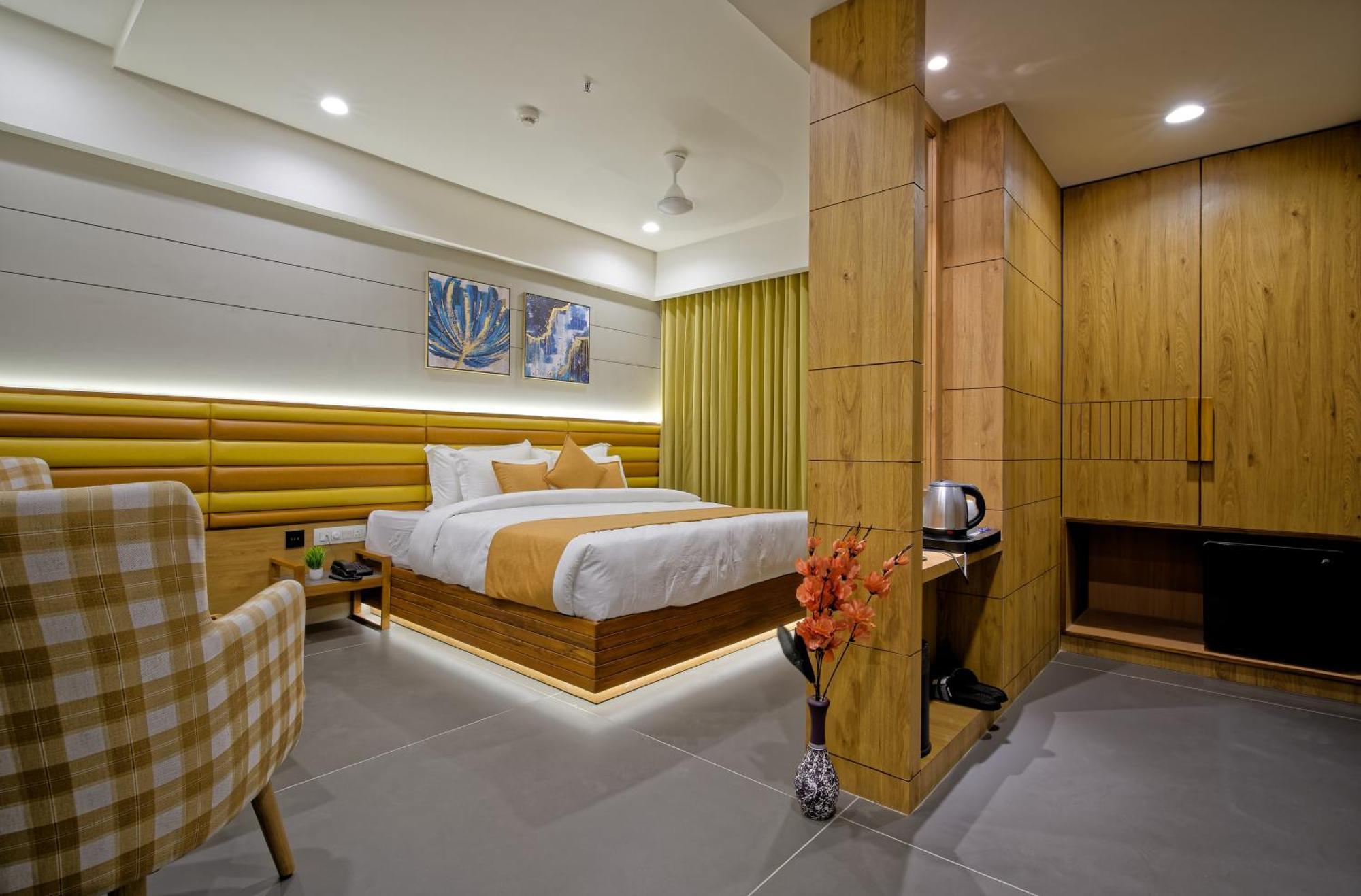 Hotel Lake Point Ahmedabad Exteriör bild