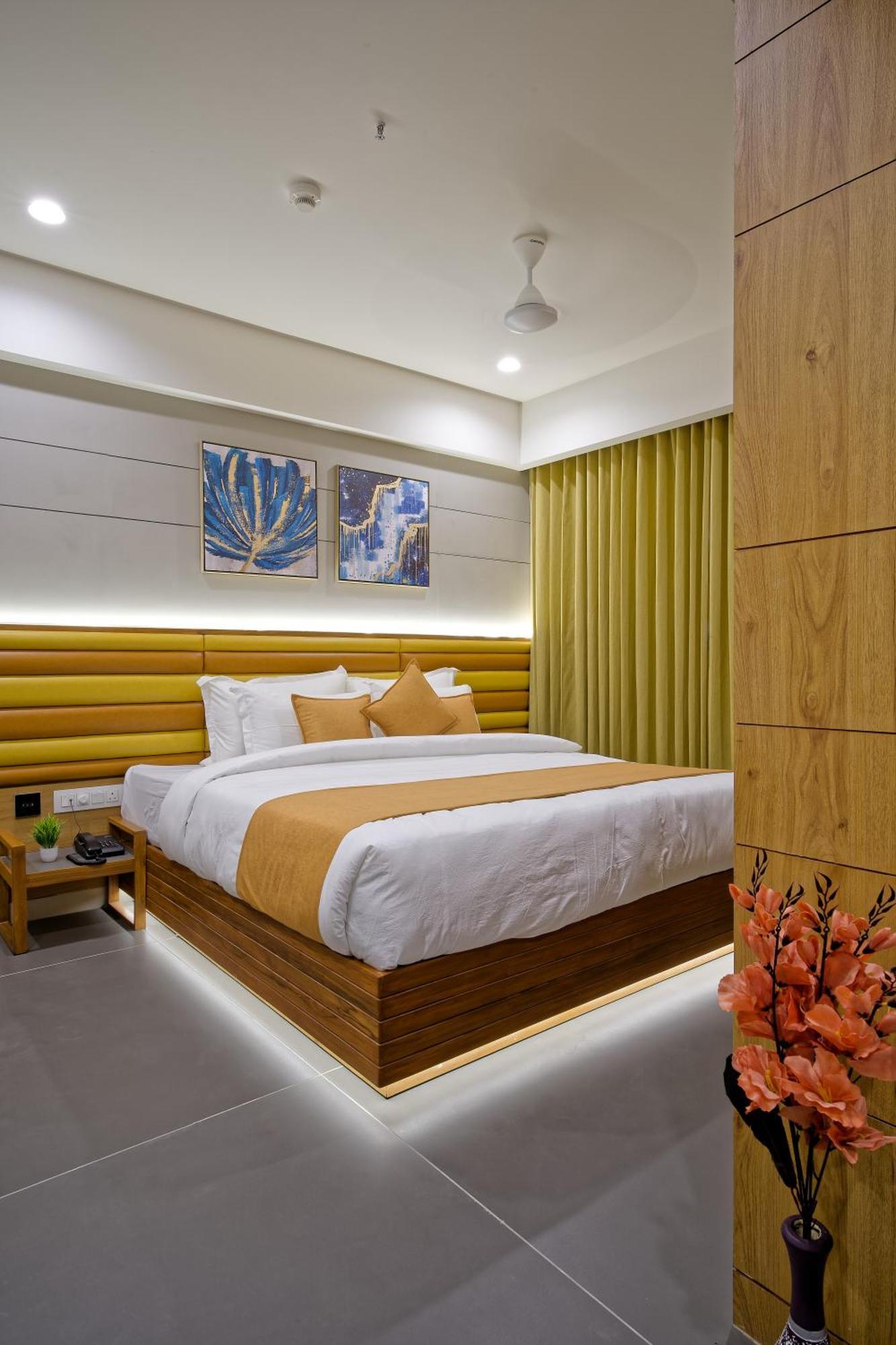 Hotel Lake Point Ahmedabad Exteriör bild