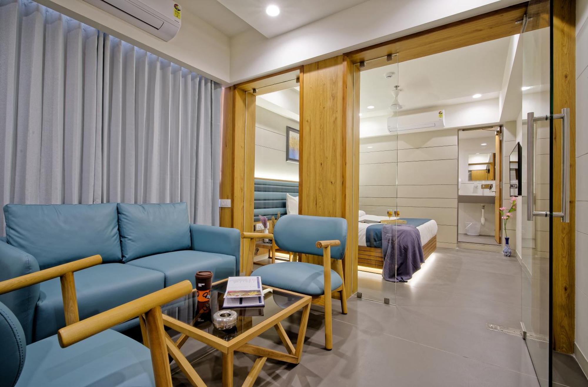 Hotel Lake Point Ahmedabad Exteriör bild