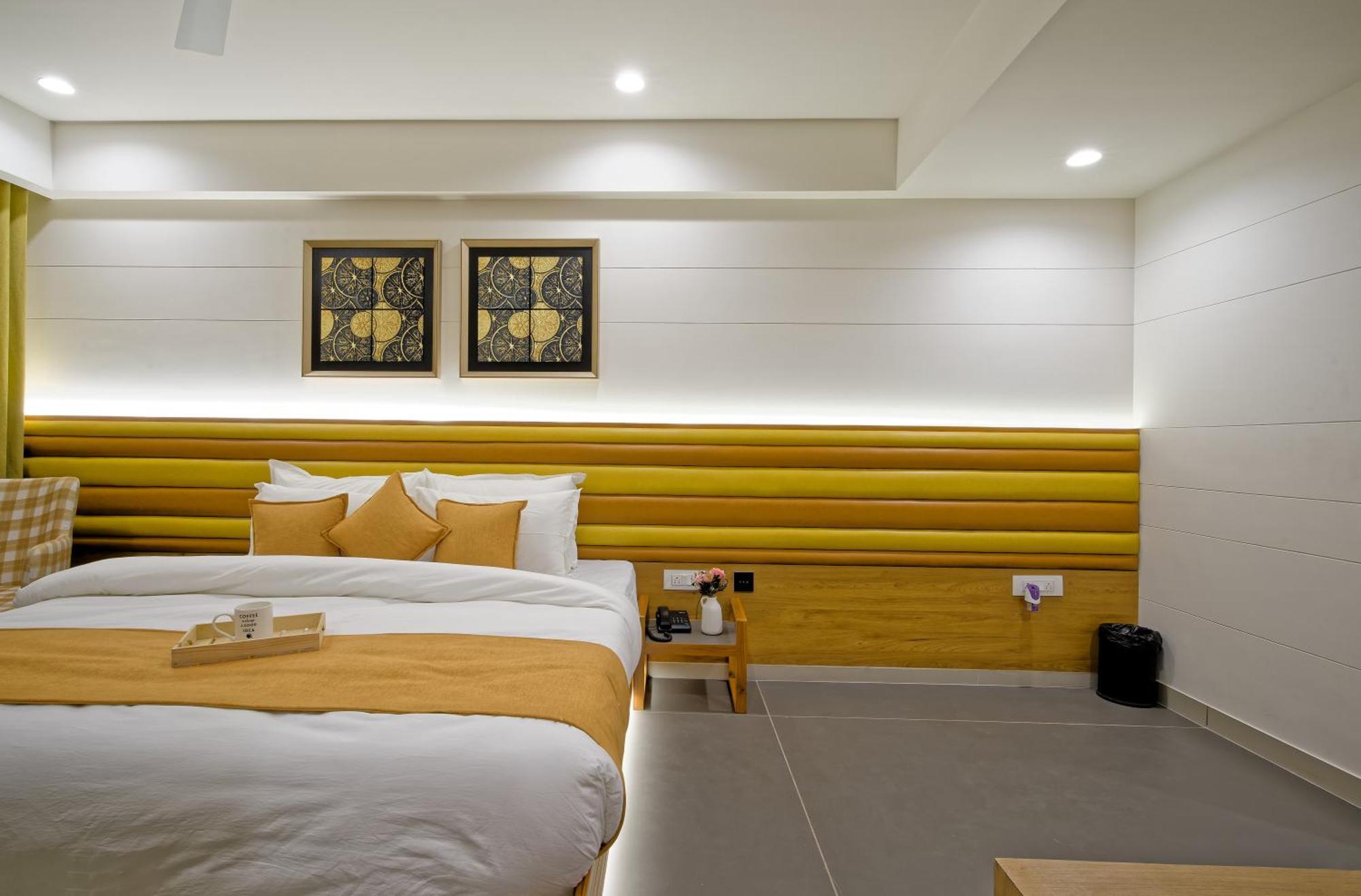 Hotel Lake Point Ahmedabad Exteriör bild