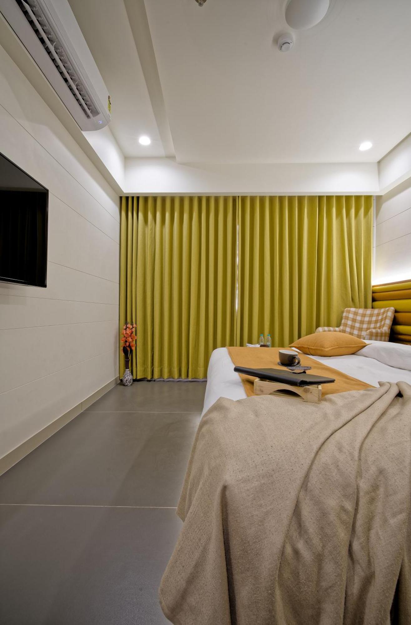 Hotel Lake Point Ahmedabad Exteriör bild