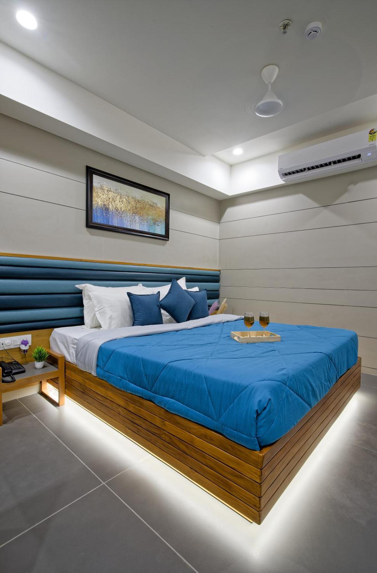 Hotel Lake Point Ahmedabad Exteriör bild