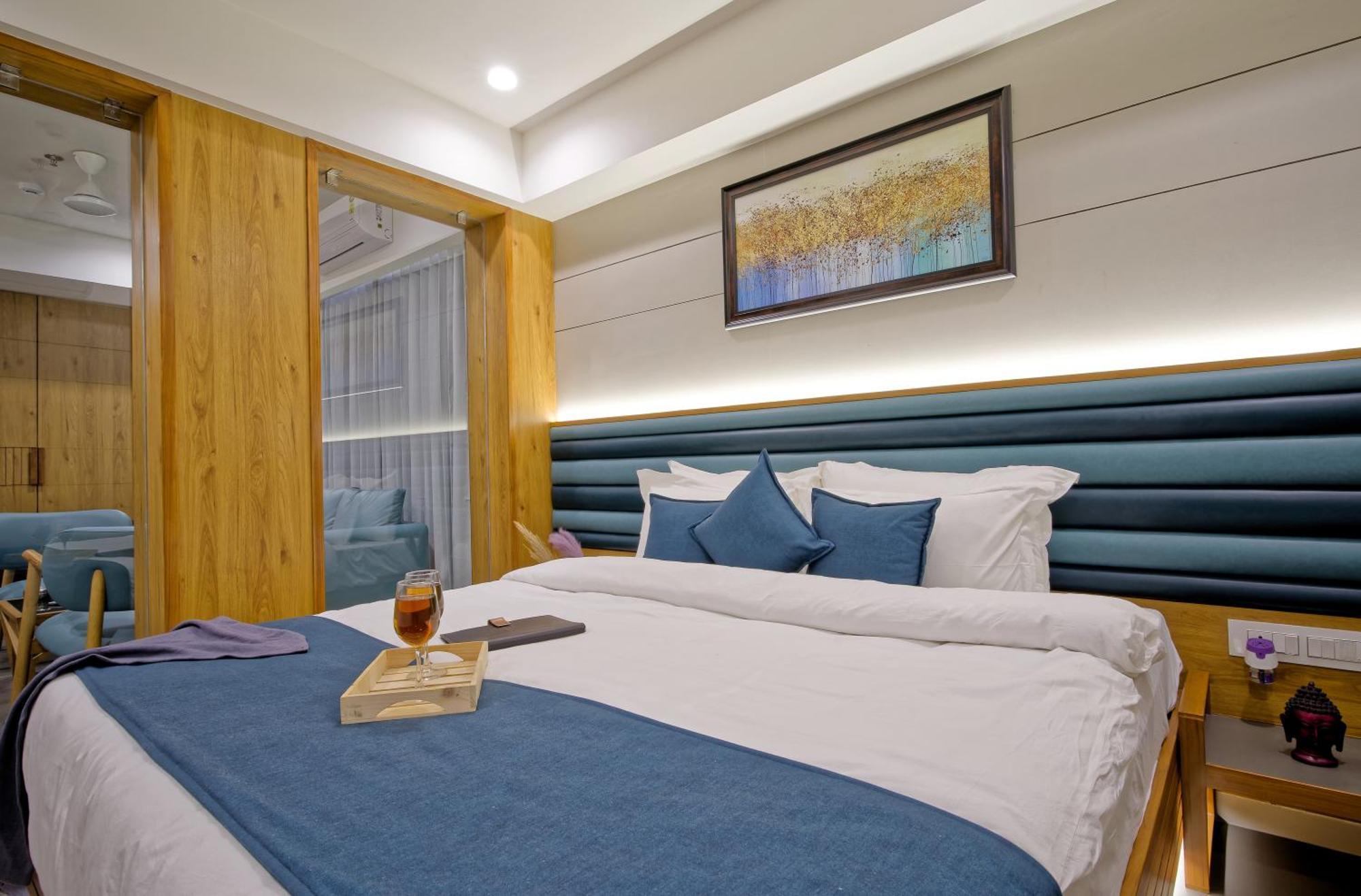 Hotel Lake Point Ahmedabad Exteriör bild