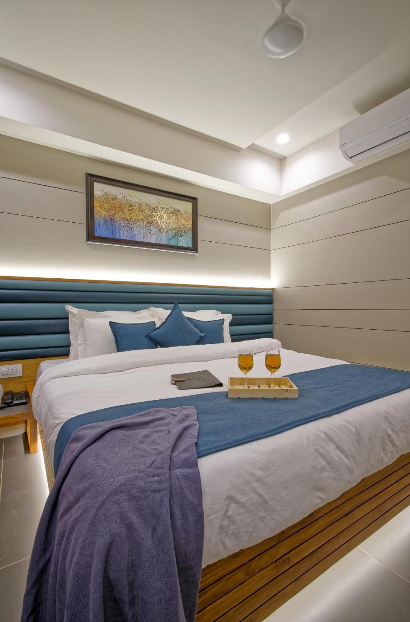 Hotel Lake Point Ahmedabad Exteriör bild